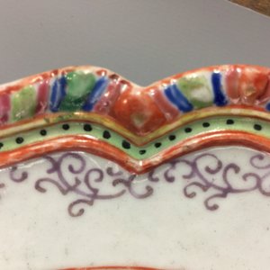 A Chinese oval famille rose dish with an English market design, 18th C. — 照片 4