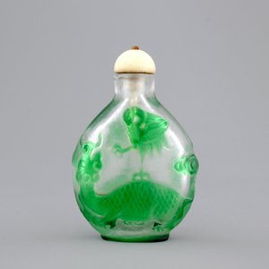 A Chinese overlay glass snuff bottle, 19/20th C. — photo 1