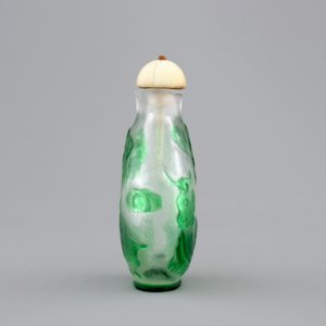 A Chinese overlay glass snuff bottle, 19/20th C. — photo 2