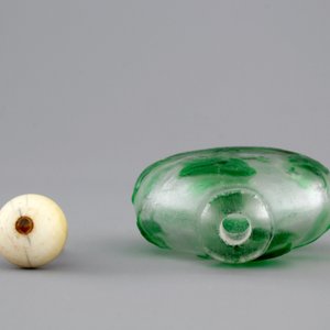 A Chinese overlay glass snuff bottle, 19/20th C. — photo 3