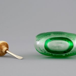 A Chinese overlay glass snuff bottle, 19/20th C. — photo 4