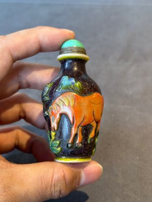 A Chinese overlay Peking glass snuff bottle with horses, Yongzheng mark, 19th C. — foto 1
