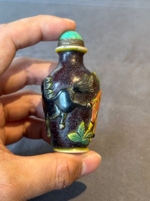A Chinese overlay Peking glass snuff bottle with horses, Yongzheng mark, 19th C. — foto 2