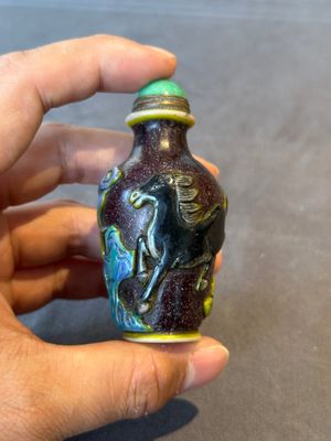 A Chinese overlay Peking glass snuff bottle with horses, Yongzheng mark, 19th C. — foto 3