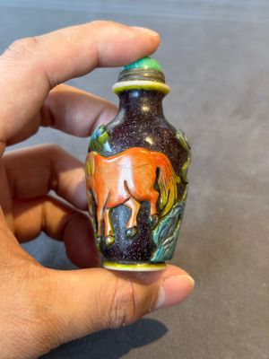 A Chinese overlay Peking glass snuff bottle with horses, Yongzheng mark, 19th C. — foto 5