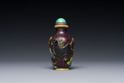 A Chinese overlay Peking glass snuff bottle with horses, Yongzheng mark, 19th C.