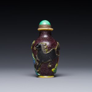 A Chinese overlay Peking glass snuff bottle with horses, Yongzheng mark, 19th C. — foto 1