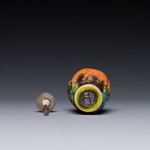 A Chinese overlay Peking glass snuff bottle with horses, Yongzheng mark, 19th C. — foto 3