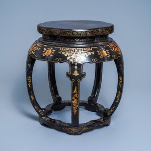 A Chinese painted and lacquered wooden stand, 19th C. — 照片 1