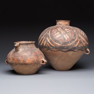 A Chinese painted pottery pouring vessel and a jar with geometric design, Neolithic period, Majiayao culture, 3rd millennium B.C. — 照片 1