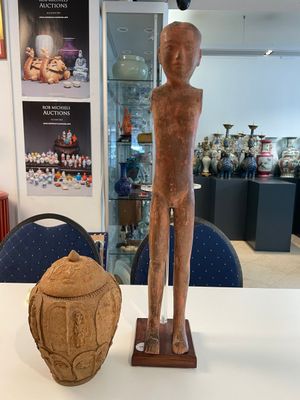 A Chinese painted pottery stick man figure and a pottery 'zodiac' offering vessel, Han/Song — foto 1