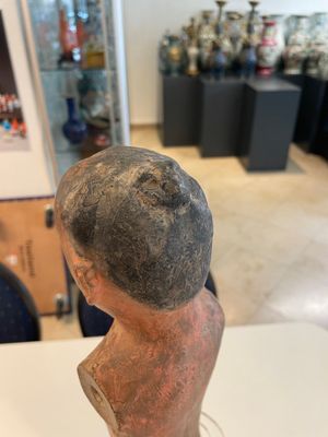 A Chinese painted pottery stick man figure and a pottery 'zodiac' offering vessel, Han/Song — foto 11