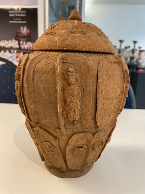A Chinese painted pottery stick man figure and a pottery 'zodiac' offering vessel, Han/Song — foto 12