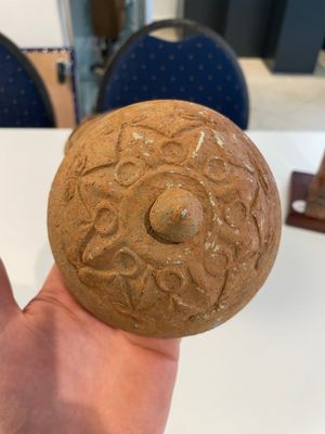 A Chinese painted pottery stick man figure and a pottery 'zodiac' offering vessel, Han/Song — foto 15