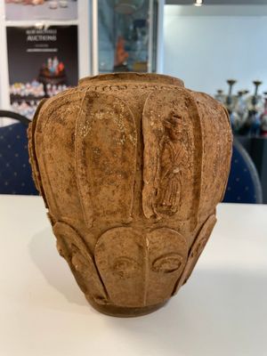 A Chinese painted pottery stick man figure and a pottery 'zodiac' offering vessel, Han/Song — foto 17