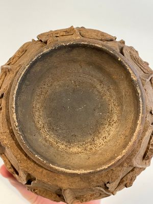 A Chinese painted pottery stick man figure and a pottery 'zodiac' offering vessel, Han/Song — foto 18