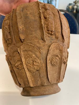 A Chinese painted pottery stick man figure and a pottery 'zodiac' offering vessel, Han/Song — foto 20
