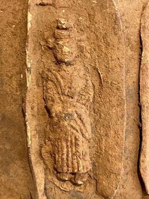 A Chinese painted pottery stick man figure and a pottery 'zodiac' offering vessel, Han/Song — foto 21