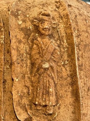 A Chinese painted pottery stick man figure and a pottery 'zodiac' offering vessel, Han/Song — foto 23