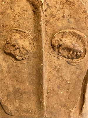 A Chinese painted pottery stick man figure and a pottery 'zodiac' offering vessel, Han/Song — foto 24