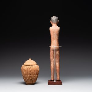 A Chinese painted pottery stick man figure and a pottery 'zodiac' offering vessel, Han/Song — foto 2