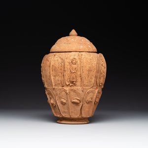 A Chinese painted pottery stick man figure and a pottery 'zodiac' offering vessel, Han/Song — foto 3