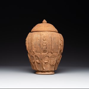 A Chinese painted pottery stick man figure and a pottery 'zodiac' offering vessel, Han/Song — foto 4