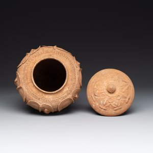 A Chinese painted pottery stick man figure and a pottery 'zodiac' offering vessel, Han/Song — foto 5