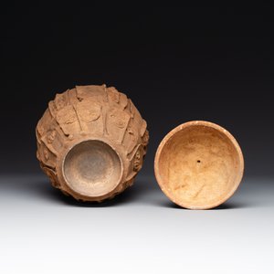 A Chinese painted pottery stick man figure and a pottery 'zodiac' offering vessel, Han/Song — foto 6