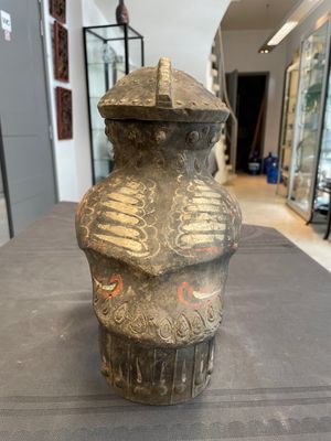 A Chinese painted terracotta owl-shaped 'zun' wine vessel, Han — photo 3