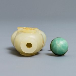 A Chinese pale celadon and russet jade double gourd snuff bottle, 19th C. — 照片 5