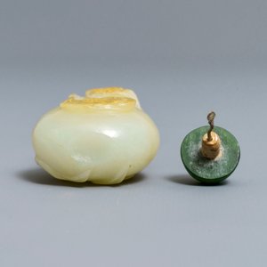 A Chinese pale celadon and russet jade double gourd snuff bottle, 19th C. — 照片 6
