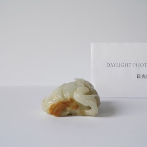 A Chinese pale celadon and russet jade model of a peach, Ming — 照片 9