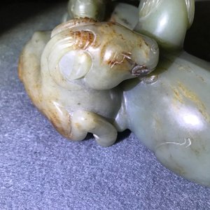 A Chinese pale celadon and russet jade 'three rams' group on carved wooden stand, 18/19th C. — 照片 12