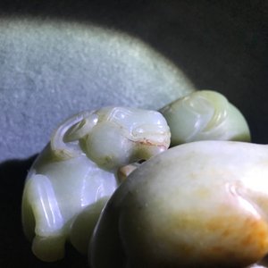 A Chinese pale celadon and russet jade 'three rams' group on carved wooden stand, 18/19th C. — 照片 16
