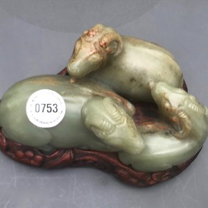 A Chinese pale celadon and russet jade 'three rams' group on carved wooden stand, 18/19th C. — 照片 19