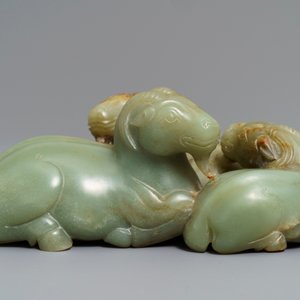 A Chinese pale celadon and russet jade 'three rams' group on carved wooden stand, 18/19th C. — 照片 2