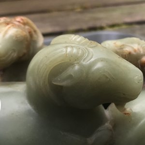 A Chinese pale celadon and russet jade 'three rams' group on carved wooden stand, 18/19th C. — 照片 21