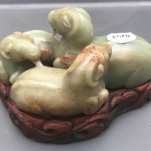 A Chinese pale celadon and russet jade 'three rams' group on carved wooden stand, 18/19th C. — 照片 24