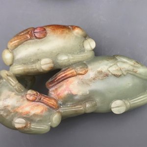 A Chinese pale celadon and russet jade 'three rams' group on carved wooden stand, 18/19th C. — 照片 25