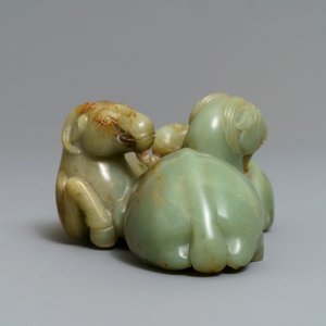 A Chinese pale celadon and russet jade 'three rams' group on carved wooden stand, 18/19th C. — 照片 3