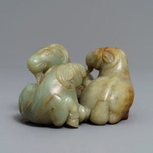 A Chinese pale celadon and russet jade 'three rams' group on carved wooden stand, 18/19th C. — 照片 5