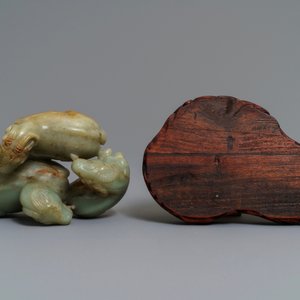 A Chinese pale celadon and russet jade 'three rams' group on carved wooden stand, 18/19th C. — 照片 7