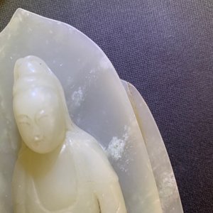 A Chinese pale celadon jade figure of Guanyin on a lotus throne, 19/20th C. — 照片 11