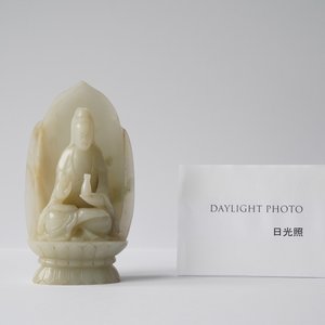 A Chinese pale celadon jade figure of Guanyin on a lotus throne, 19/20th C. — 照片 17