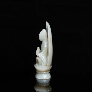 A Chinese pale celadon jade figure of Guanyin on a lotus throne, 19/20th C. — 照片 2