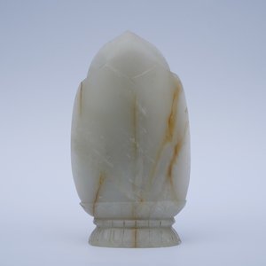 A Chinese pale celadon jade figure of Guanyin on a lotus throne, 19/20th C. — 照片 8
