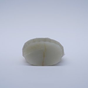 A Chinese pale celadon jade figure of Guanyin on a lotus throne, 19/20th C. — 照片 9