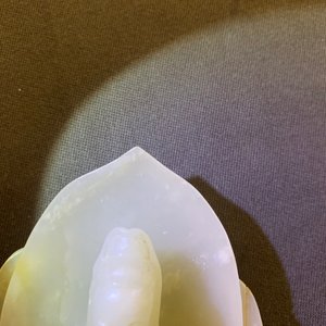 A Chinese pale celadon jade figure of Guanyin on a lotus throne, 19/20th C. — 照片 10