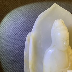 A Chinese pale celadon jade figure of Guanyin on a lotus throne, 19/20th C. — 照片 12